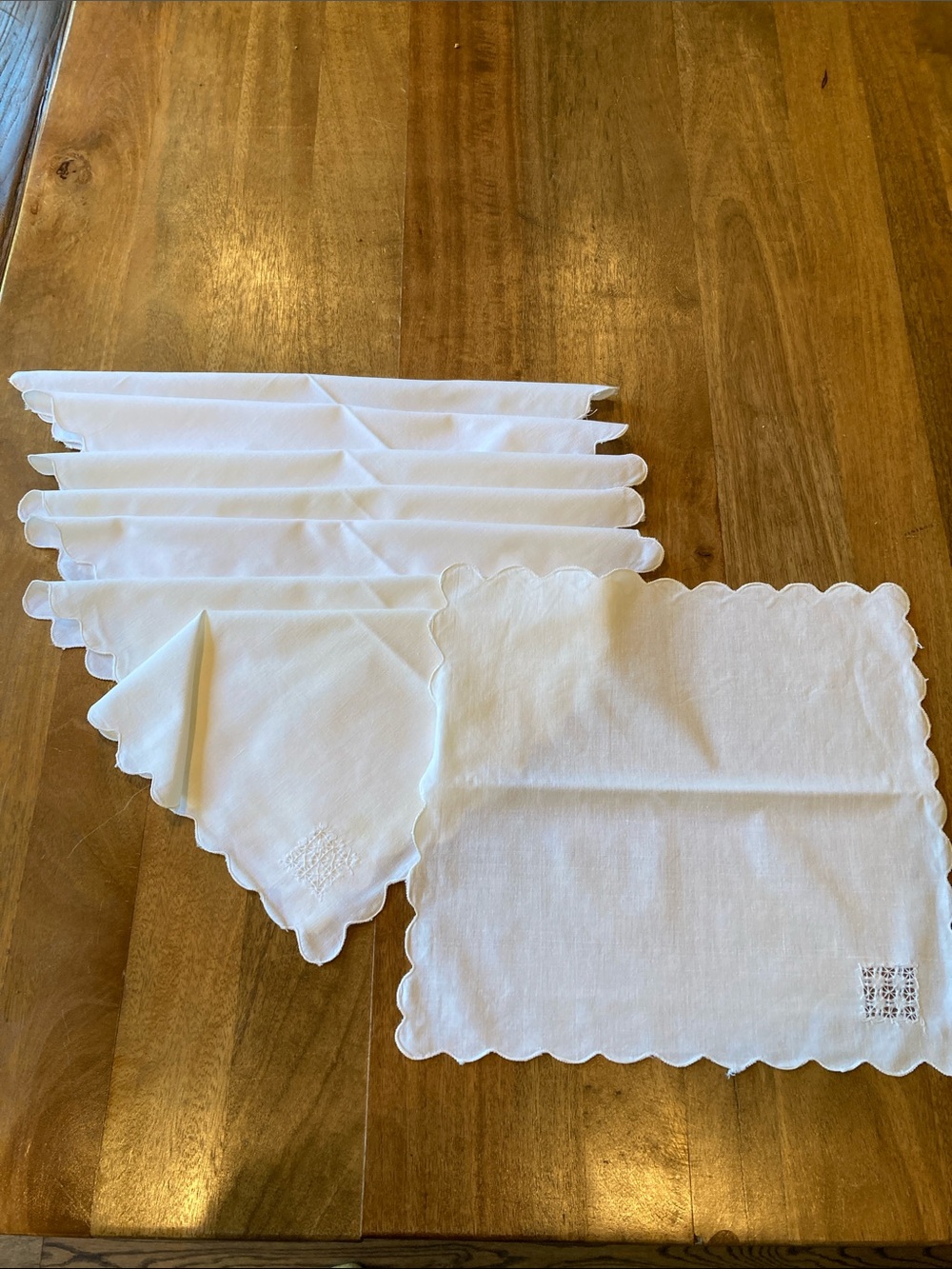 White Scalloped Edge Linen Napkins - Set‎ of 8 Embroidered Classic Timeless